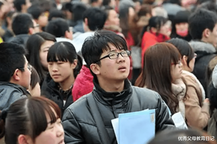 蓝洞|老母亲的犀利吐槽：毕业三个月，我发现我儿子成了传说中的赔钱货