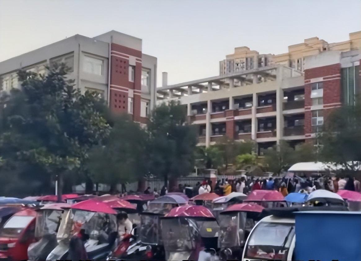 父亲开百万豪车接儿子放学,儿子反倒不开心,理由却让父亲很感动