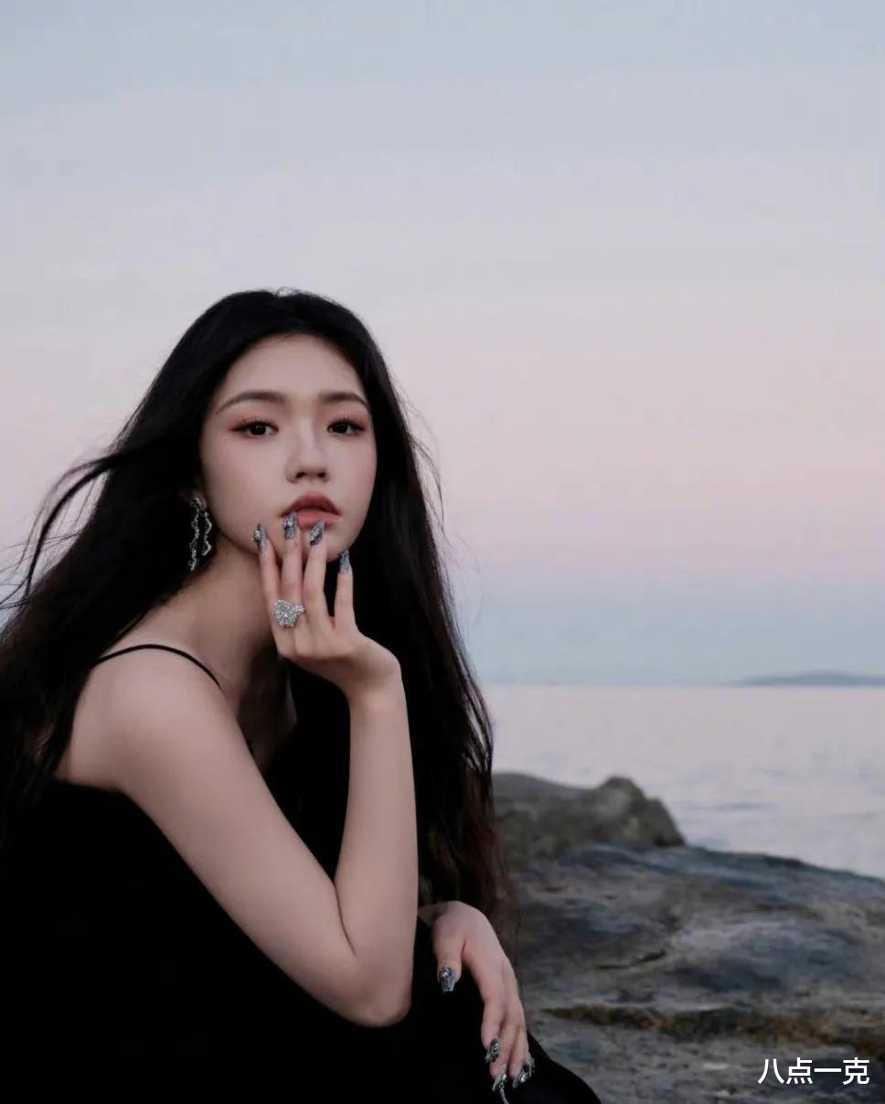 倪妮 金鸡奖明星造型：倪妮高贵优雅，王楚然美艳动人，林允像秀美甲