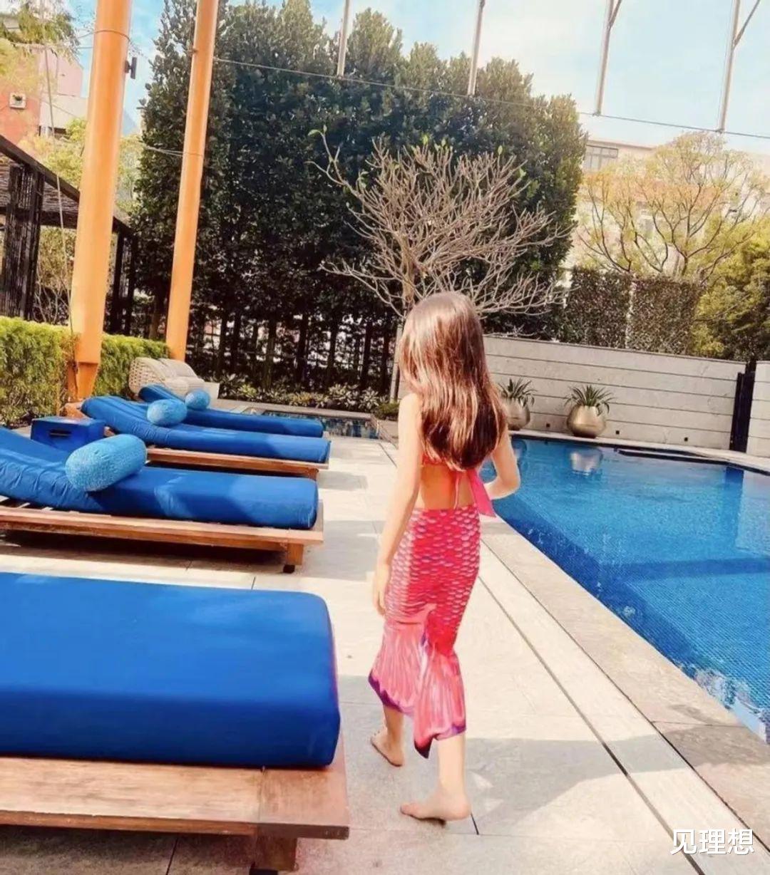 昆凌|昆凌带6岁女儿豪宅内游泳,母女俩COS美人鱼,穿泳装大秀身材!