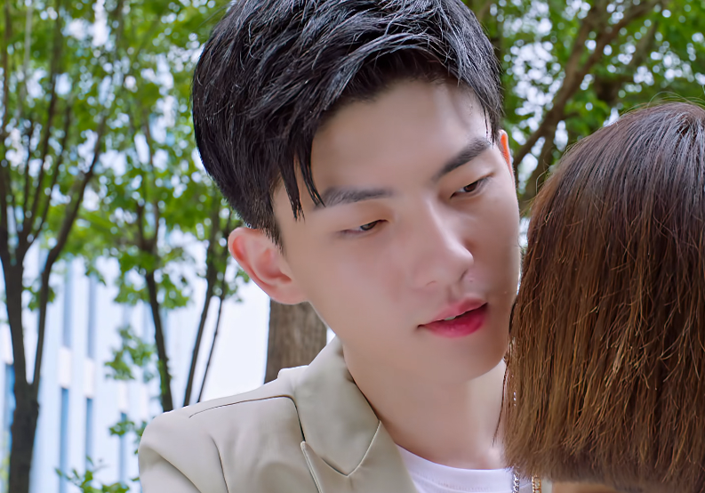 奈何boss爱上我|鹅厂捡到宝了！《奈何BOSS爱上我》闷声热播，更8集就吊足我胃口