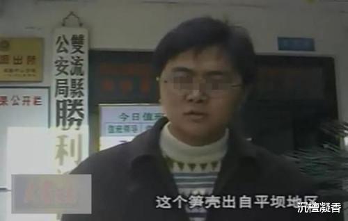2000年,成都女子裸死荒山下体塞草,丝袜内裤十分凌乱,场面脸红