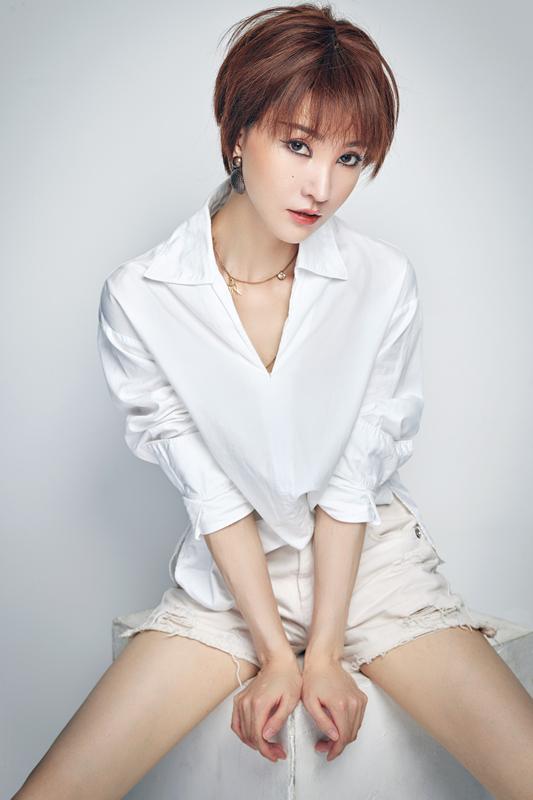 致命记忆之花开双生 卢彩艺短发写真曝光攻气十足《致命记忆之花开双生》引发灵魂震颤