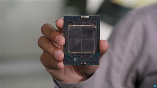 英特尔|Intel未发布下代至强被开盖：完整64个核心、只开启56个