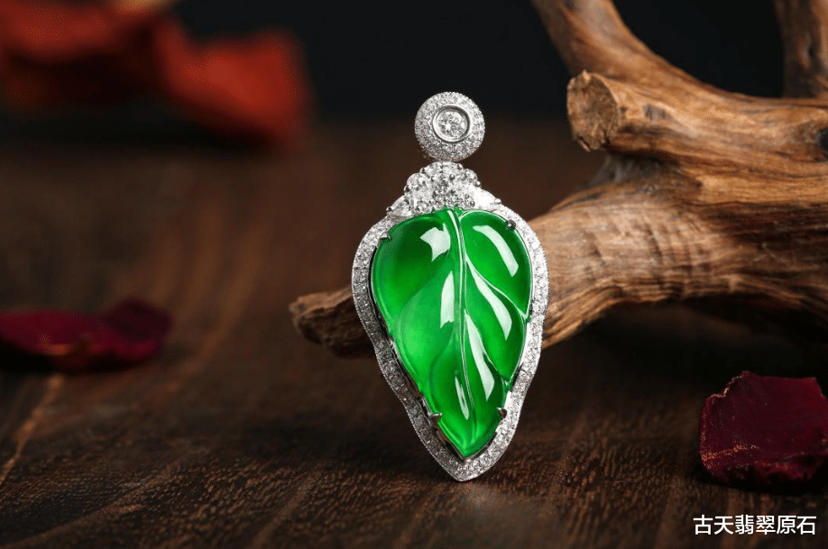 翡翠|翠友58000买的“帝王绿”没戴几次就摔得稀碎！一看碎片原来有猫腻