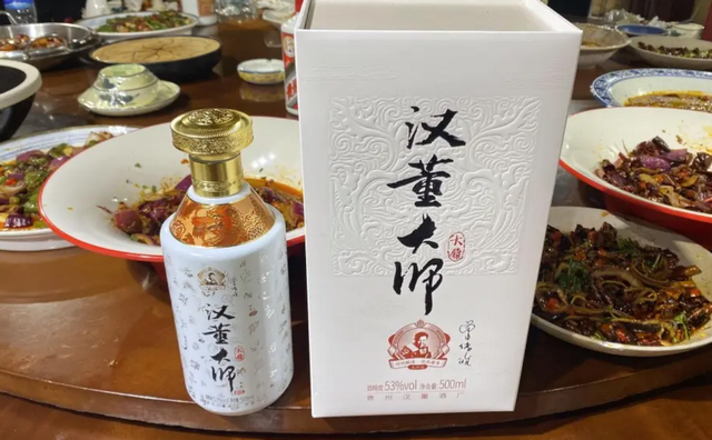真丢脸！广东一男子参加同学聚会，点酒大包大揽，结账却佯装不知