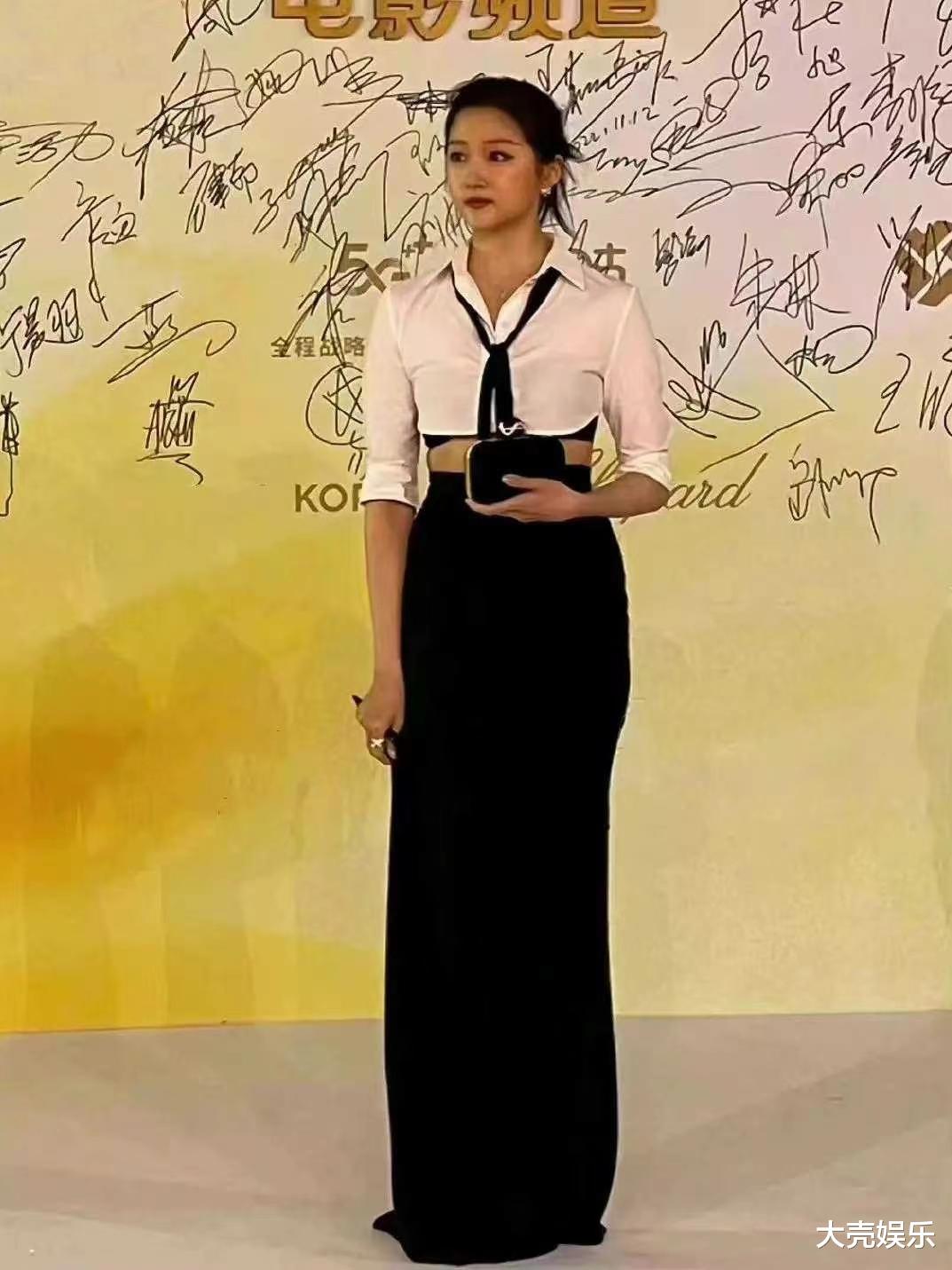 迪丽热巴|明星也穿廉价衣服?迪丽热巴裙子脱线引发热议,粉丝要求换造型师