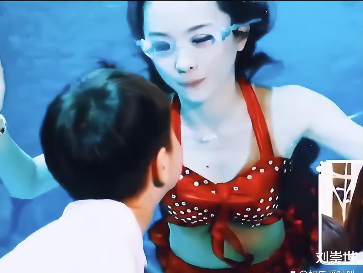 杜宇麒|母亲节当天，嗯哼穿长颈鹿服哄妈妈开心：妈妈，谢谢你生出我！