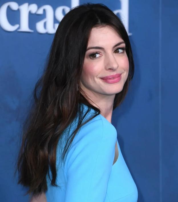 安妮·海瑟薇|安妮海瑟薇40岁状态，这种颜色都能hold住，好飒好美