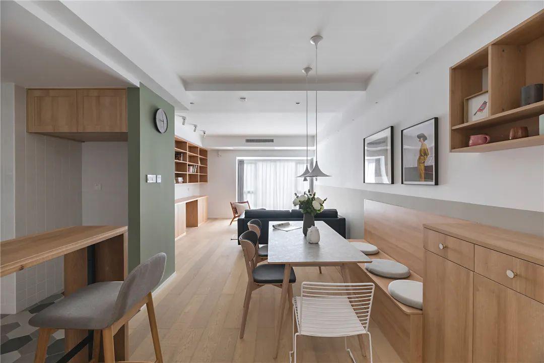 说句实话，餐厅最不能少的东西就是餐边柜，到顶一排，好看又实用