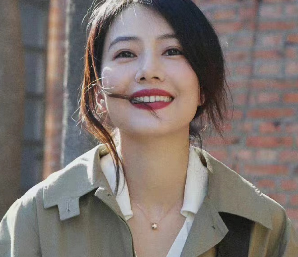 运动 42岁高圆圆一涂红唇就封神！穿风衣大方分享穿搭技巧，越老越好看