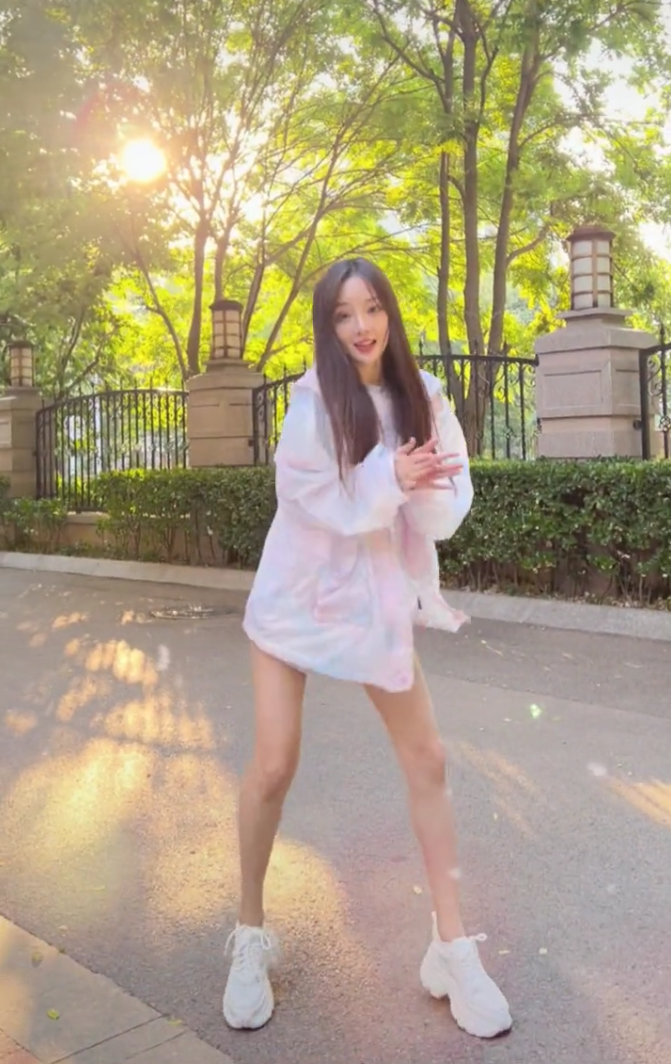 李小璐|贾乃亮李小璐520相互表白？男方玫瑰花瓣比心，女方示爱方式更直接