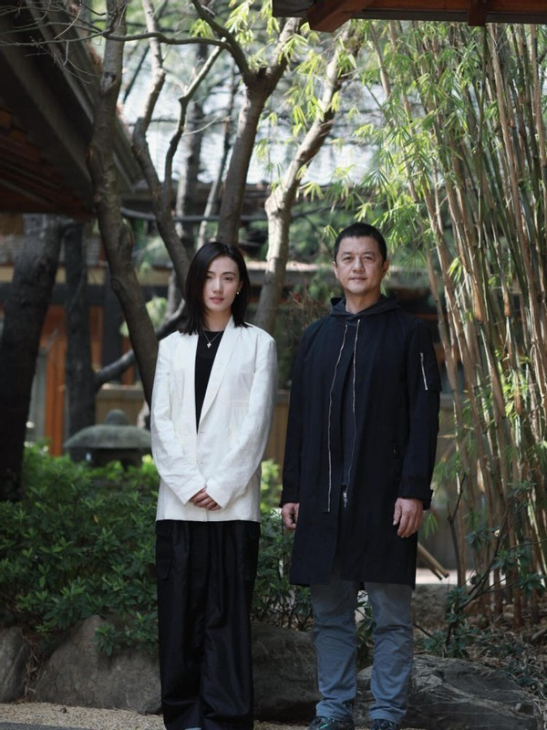 |50岁李亚鹏喜当爹！19岁女友素颜穿羽绒服产检，肚子圆滚滚老好多