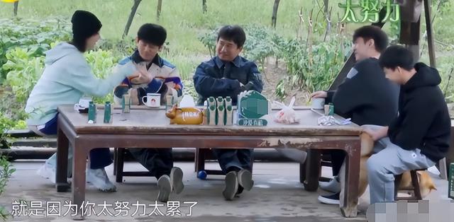 张艺兴|张艺兴直播吃热狗被群嘲，还要洗多少脑，哥哥才是最吊？