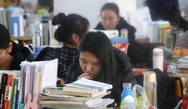 加班费|“集体摆烂”悄然兴起,工资下调员工不满,领导无奈:想联系都难