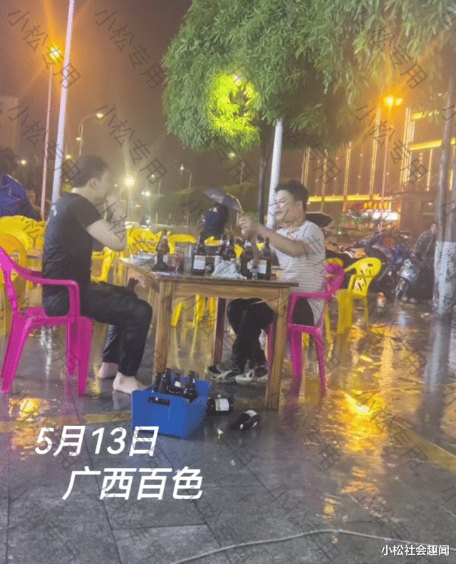 广西:两名男子在雨中喝酒谈心,老板:一人失恋,一人生意失败了