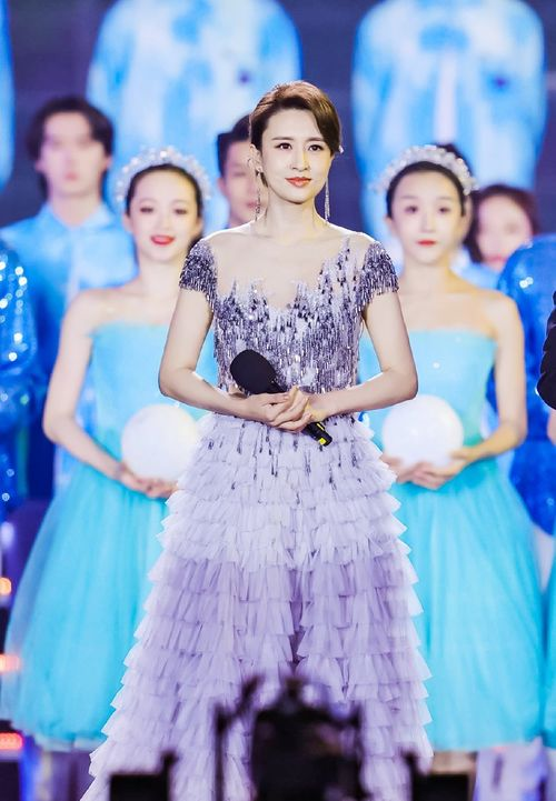 张蕾|央视女主持张蕾晒度假照！肤白貌美身形苗条，一双长腿尤为抢镜