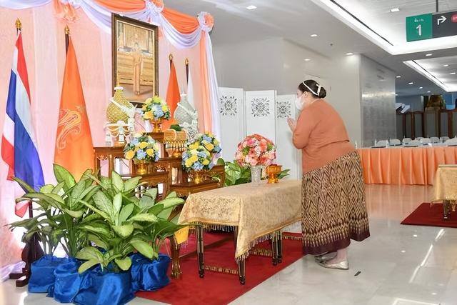 泰国200斤公主前往医院为帕查祈福,40岁还未婚,颜值也不低