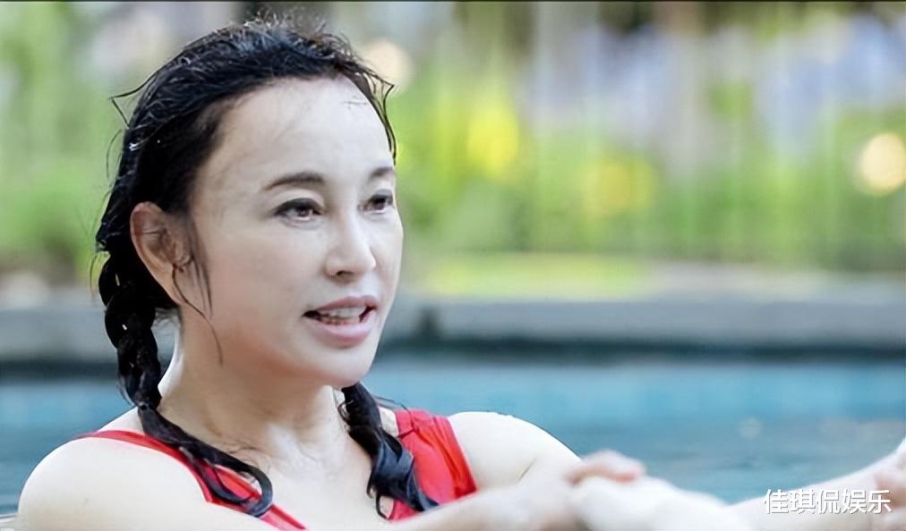 刘晓庆|不老女神崩了？65岁刘晓庆“泳池素颜照”曝光，离开精修满脸皱纹像奶奶