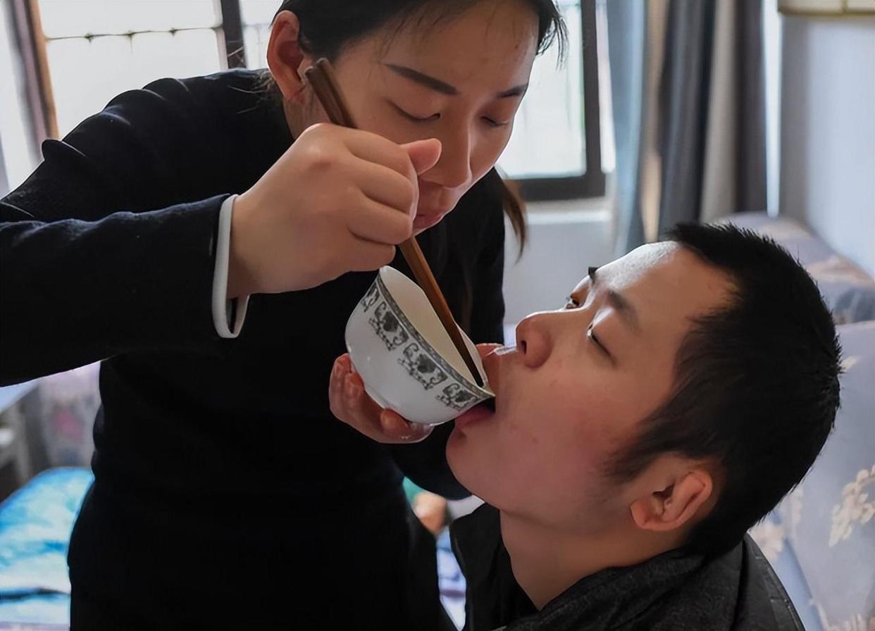 纪实95后女孩每晚抱着21岁弟弟睡觉,不敢找男朋友,一人撑起整个家