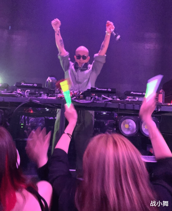 |张兰直播承认与汪小菲父亲已复合，夸奖老公颜值高，自称好色之徒