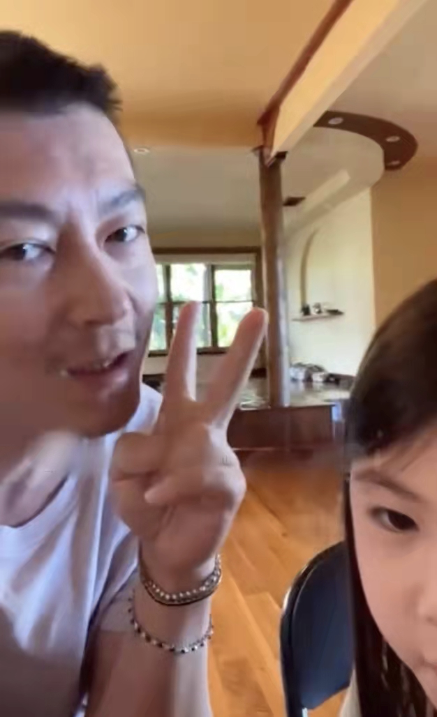 陈冠希|陈冠希带女儿直播显苍老，自称“本山冠希联名”，父女嘴对嘴亲吻