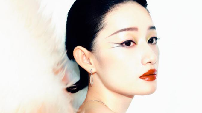 郭晓婷|郭晓婷炫彩光影大片，燕尾眼线太吸睛，淡妆浓抹总相宜