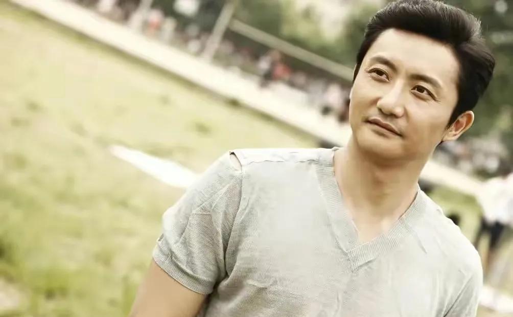 |演员涂岩松: 人帅多金又深情,娶圈外妻子相爱,8年婚姻美满幸福