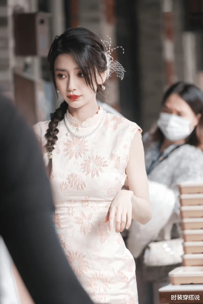 Angelababy|不愧是综艺女王！杨颖穿粉色旗袍高调录节目，秒变民国名媛