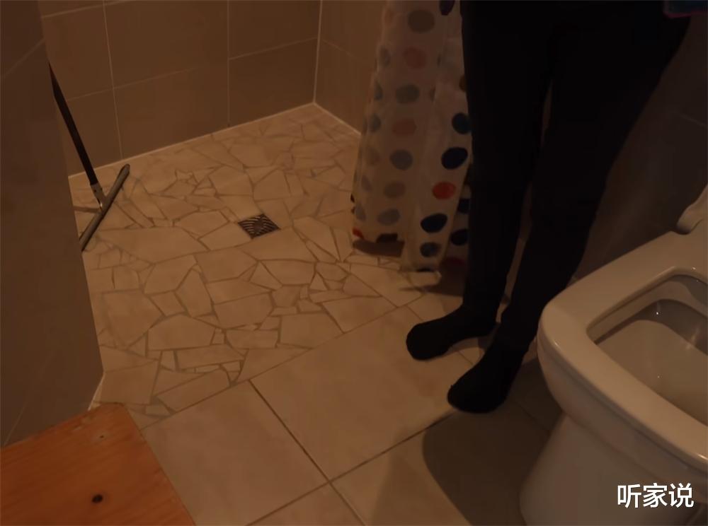 59岁阿姨把房子“埋”在山坡下,住进30㎡穴居小家,邻居:土拨鼠