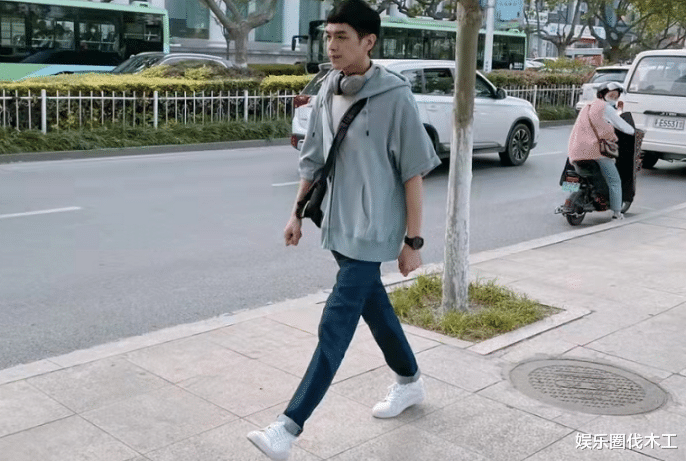 张若昀|33岁张若昀近照引担忧！青筋凸起状态虚弱瘦成纸片人，疑身体患病