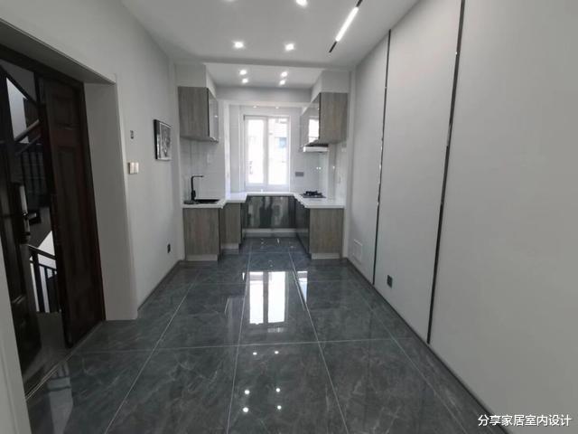 看她家新房，全屋地面铺灰色瓷砖很耐脏，无主灯的设计很时尚！
