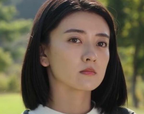 盛装|演了那么多偶像剧，梁洁再次回归正剧题材，素颜出镜简直美爆了