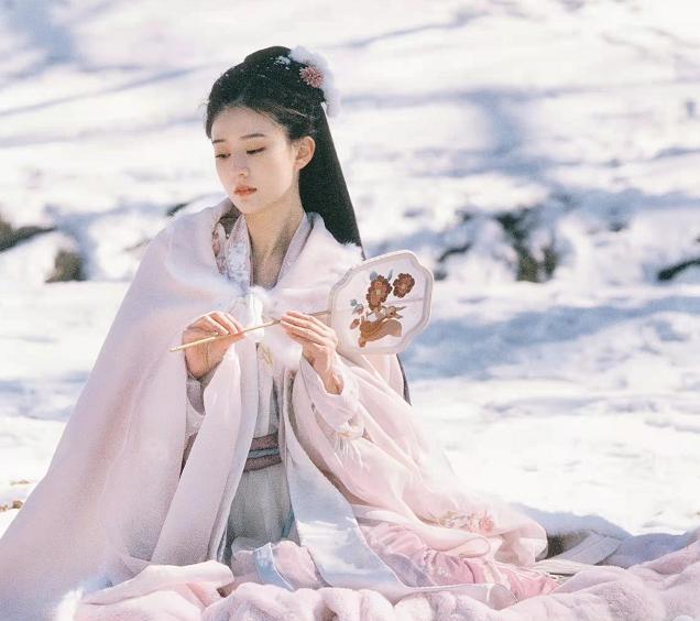 乔欣|乔欣粉衣古装我见犹怜，气质清冷出尘神似刘诗诗，粉丝：心动了！