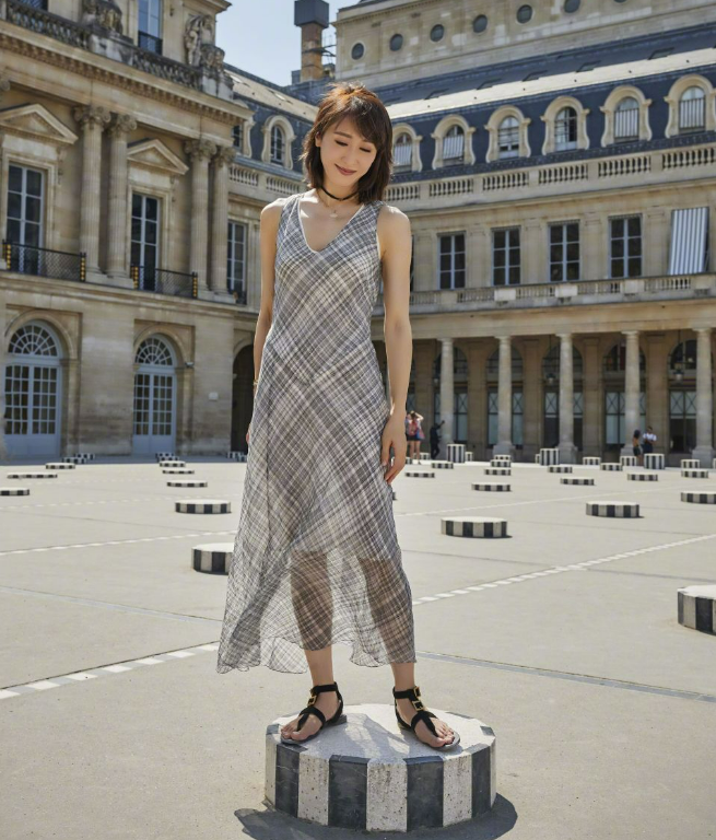 邱淑贞|“阔太”黎姿路边摊买水果!胳膊上戴满奢侈品,一个全钻镯子23万