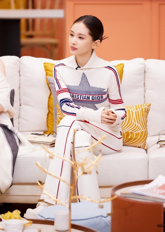 保湿 王子文的发型太有气场了,别看个子小,但泡面头真挺凌厉的