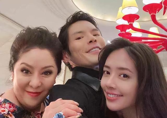 谢金燕|同样是女强人，汪小菲妈和向佐妈的差距，都是被不成器的儿子逼得