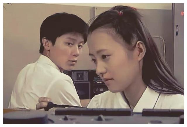 郝蕾|郝蕾：两婚两离后独自带双胞胎儿子艰难生活，43岁才跟父亲和解