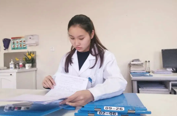 医学生|医学生第一天上班,遇到问题就“查百度”,画面可爱又叫人苦涩