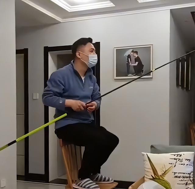 饵料|安徽男子居家隔离无聊“全副武装”在客厅钓鱼:放过鱼吧嘴都烂了