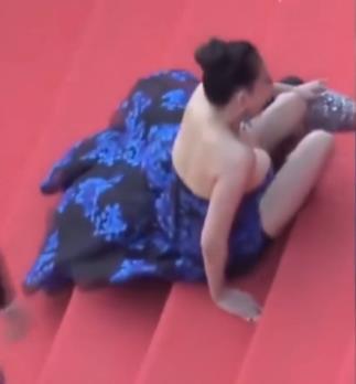 女明星如何应对走光？鞠婧祎肩带滑落淡定演唱，刘涛吓得花容失色