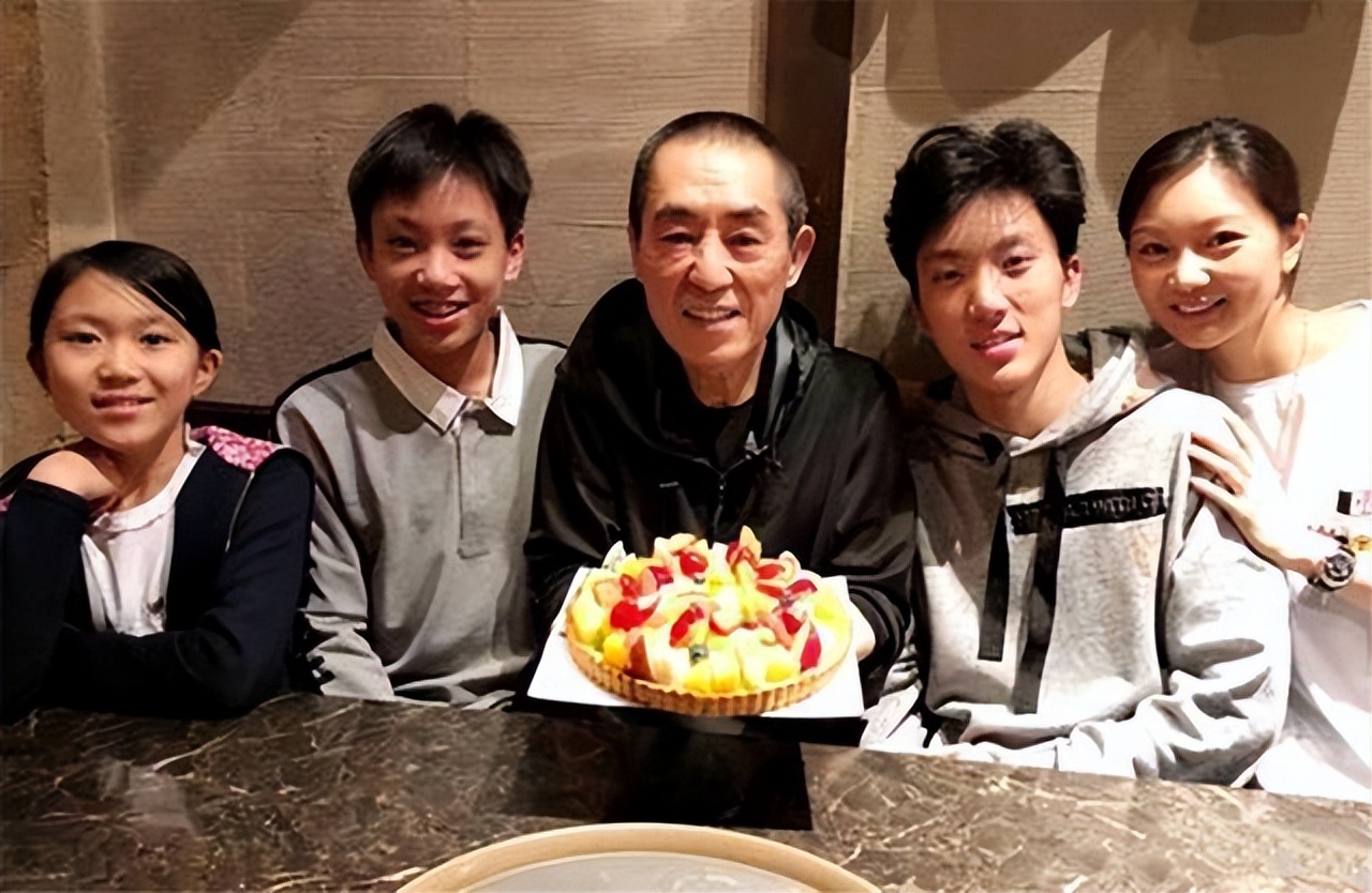 冈本|因违规被开除出剧组，何珺反手举报张艺谋超生，张艺谋被罚748万