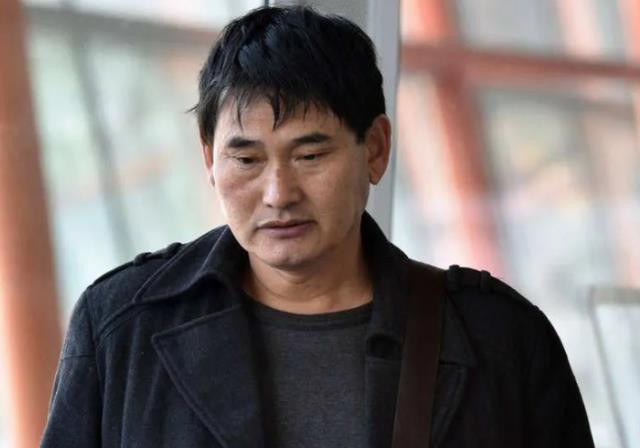 陈萌|朱小伟带未婚妻买手机，将陈萌搂在怀里憨笑，手中一沓钱成亮点