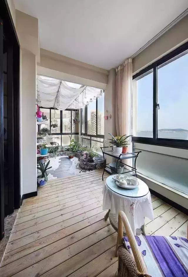 阳台上的小花园，朋友来了都不愿待在客厅了，都觉得不错！