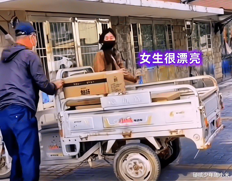 爬窗逃跑?江苏一女子徒手站在3楼窗外,路人险些把她当成小偷