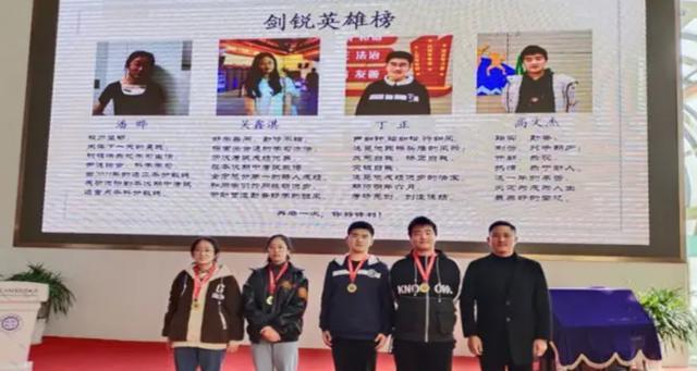 考试|淡定娃碰上兴奋爹妈,中考分数出来,孩子爸爸开启了“震动模式”