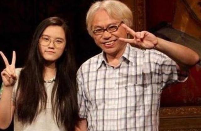 赵赫|两人因“爷孙恋”走红，如今8年过去了，少女已失去纯真的笑容