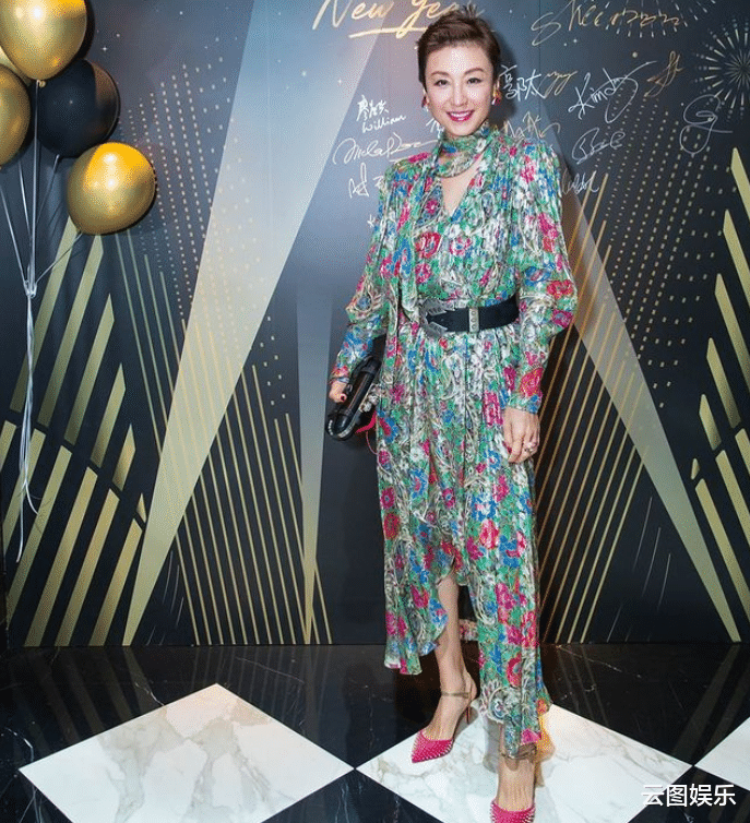 吕良伟与一众富婆爬山,穿背心手臂肌肉太抢镜,66岁仍健硕似小伙