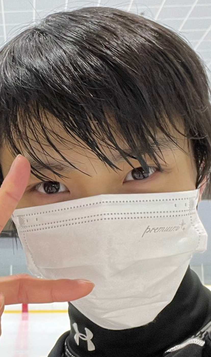 羽生结弦|时隔93天羽生结弦出现了!还是这个标志性的手势!怎么又变年轻了