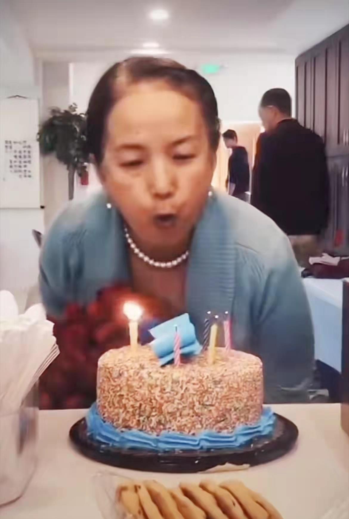 吕丽萍|孙海英大手笔为妻庆生！吕丽萍穿套装戴珠宝好隆重，半秃太显老了